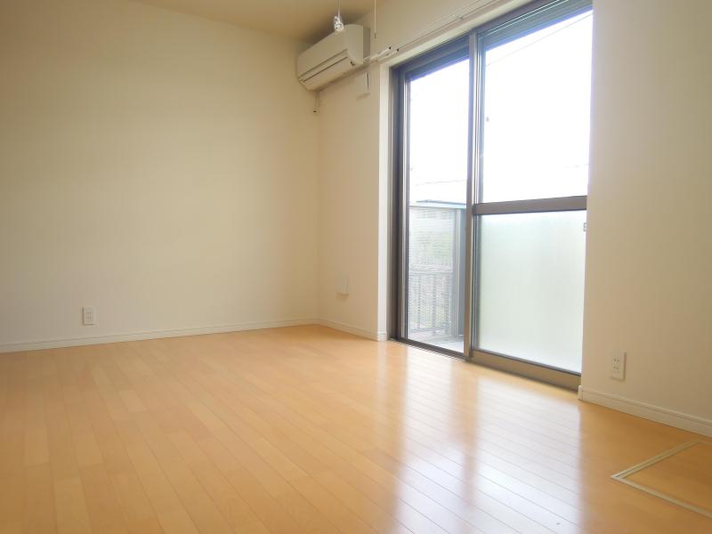 Living and room. 7 Pledge Yes Spacious ・ Day is also good