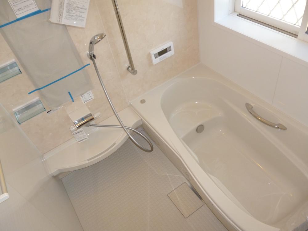 Bathroom. Bathroom spacious 1 pyeong size. The whole family in the firm energy saving in the bathtub of thermos effect that would enjoy the bath time