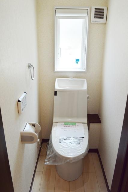 Toilet. Toilet less be less attention. 1 ・ Both second floor warm water washing toilet seat and is water-saving type