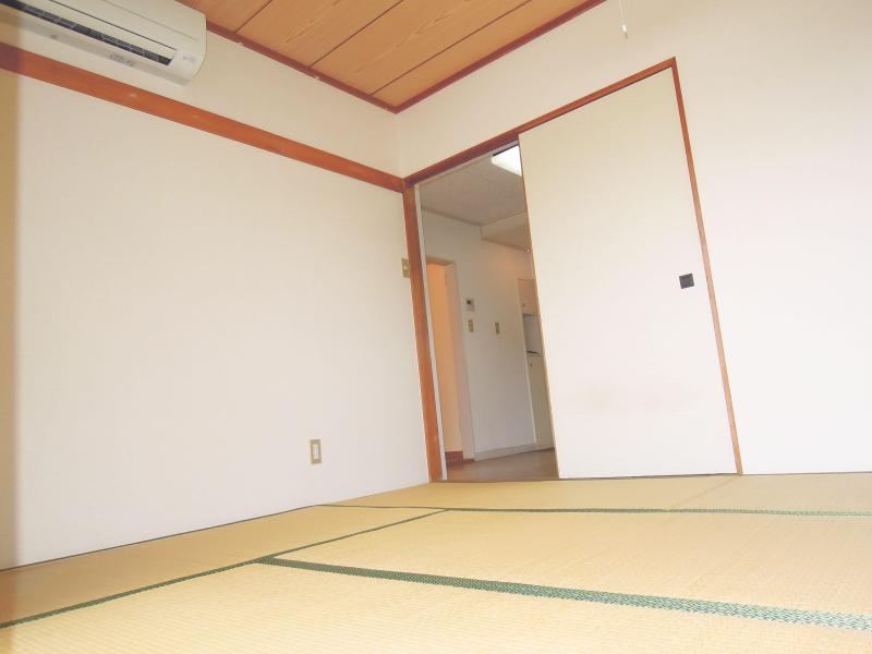Kitchen. Happy air-conditioned rooms ・ Japanese-style room 6 quires