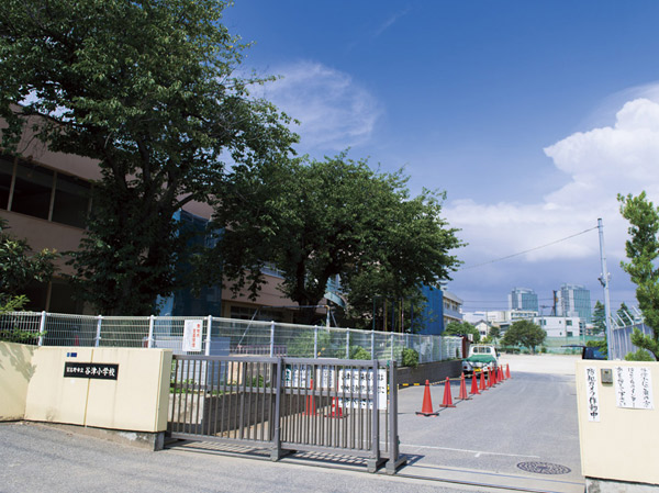 Surrounding environment. Municipal Yatsu elementary school (about 720m ・ A 9-minute walk)