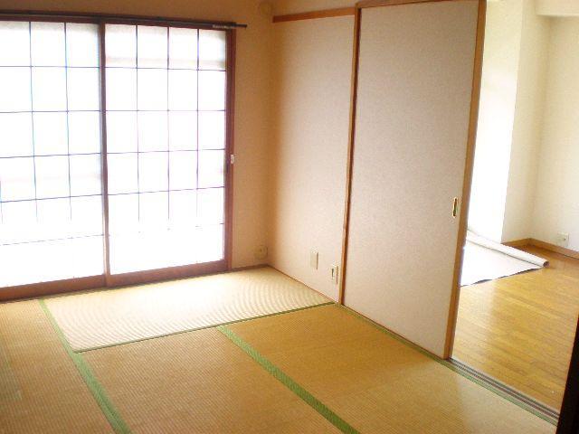 Other room space. Spacious relaxation space in the Japanese-style room