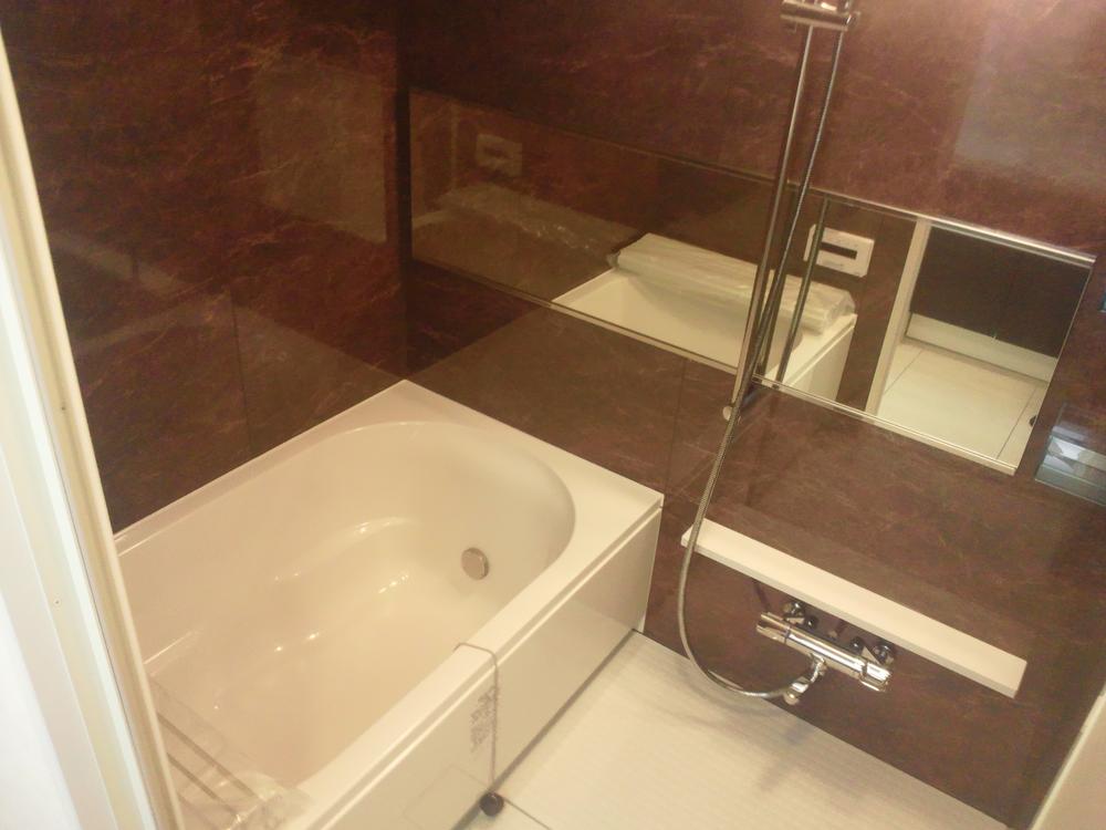 Bathroom. It is a space to settle in the fashionable Brown