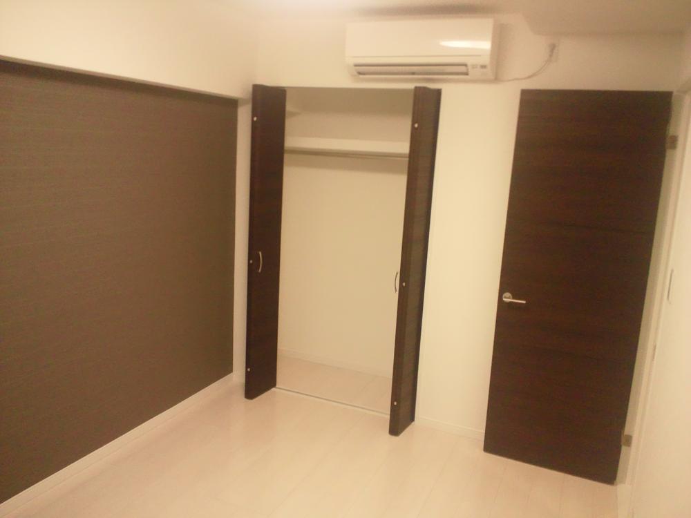 Non-living room. Air-conditioned Western-style. The cross is not too simple has become to one side Brown