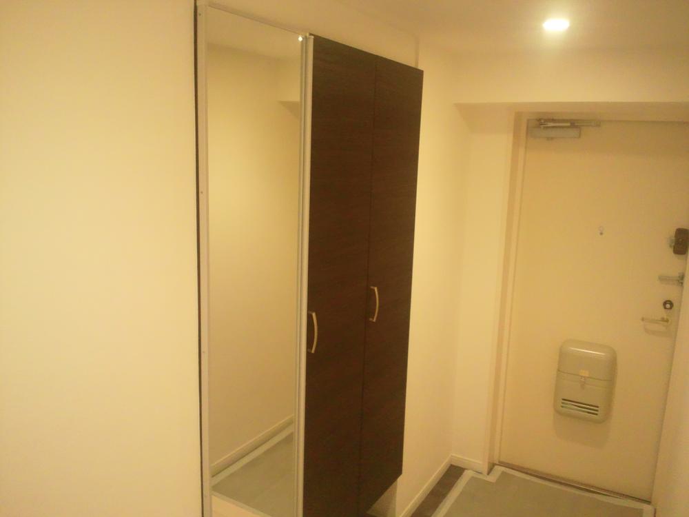 Entrance. Entrance housed there until the ceiling. There is a full-length mirror that can check before heading out to the entrance.