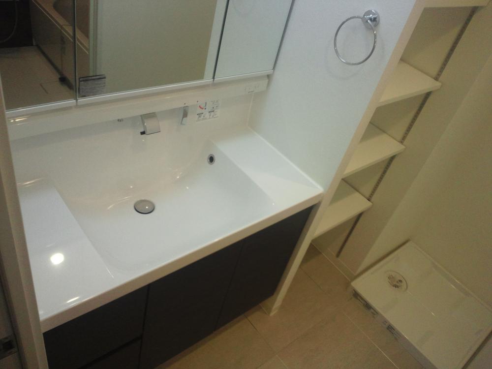 Wash basin, toilet. Large, easy-to-use shampoo dresser. Widely it looks even wash room because it is three-sided mirror.