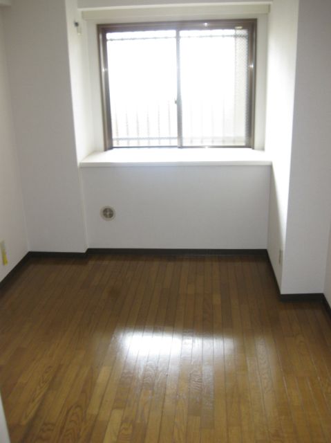 Living and room. It is the entrance side of the Western-style of the room.