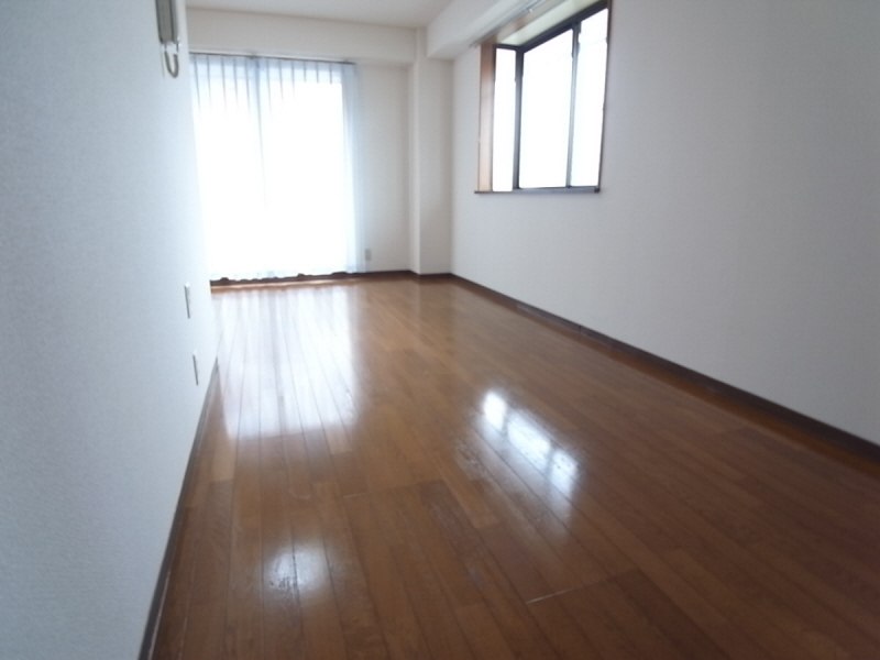 Living and room. Bright room in the east! It is life-friendly environment