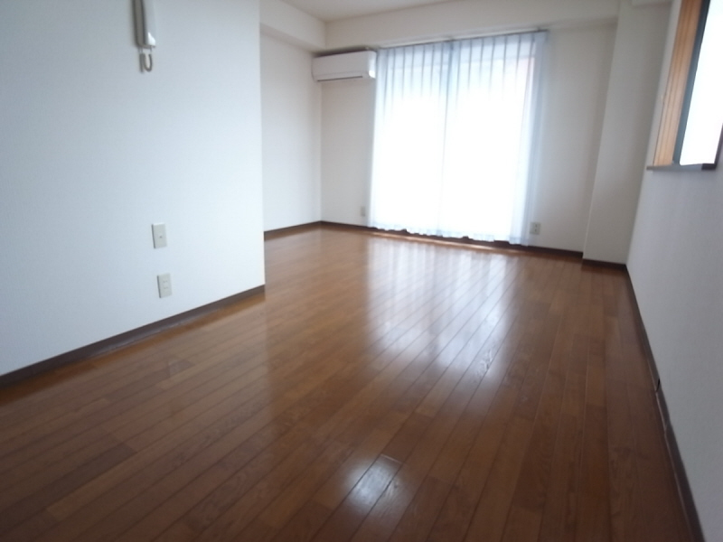 Living and room. It is very pleasant environment in a quiet residential area ☆