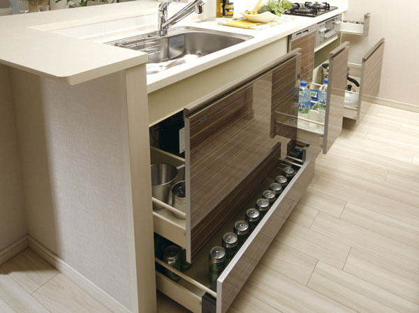 Kitchen.  [Floor container storage] And effective use of the luck part of the kitchen counter, Pull-out is the storage.