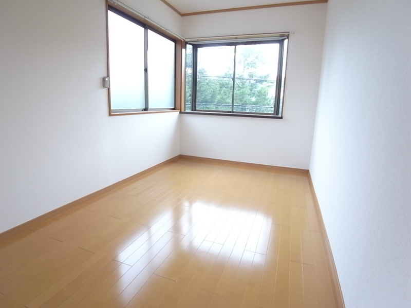 Living and room. Bright room in the southwest-facing! It is life-friendly environment