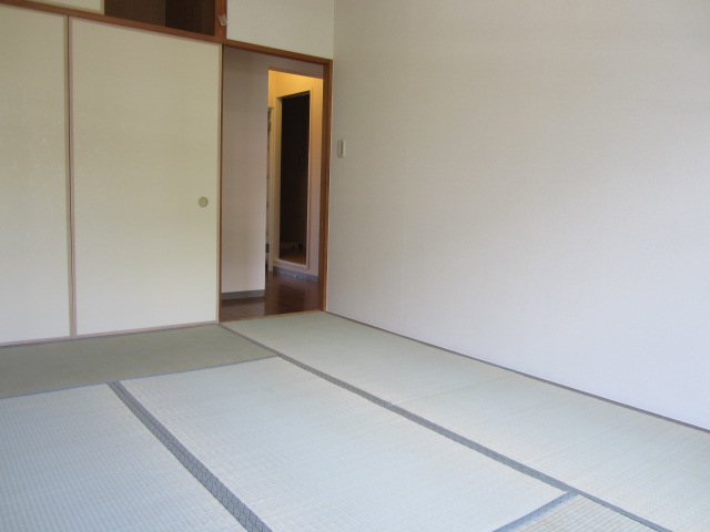 Living and room. North 6-mat Japanese-style