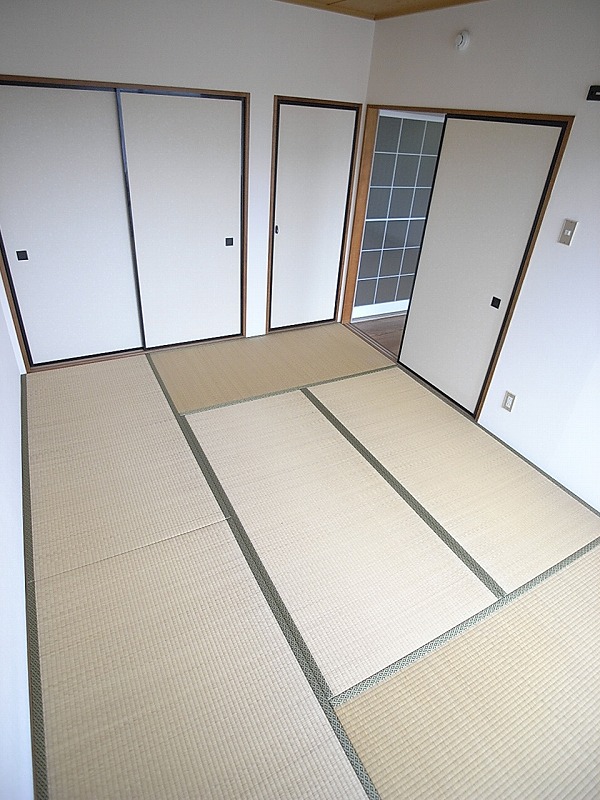Living and room. Please got at home in your room of tatami