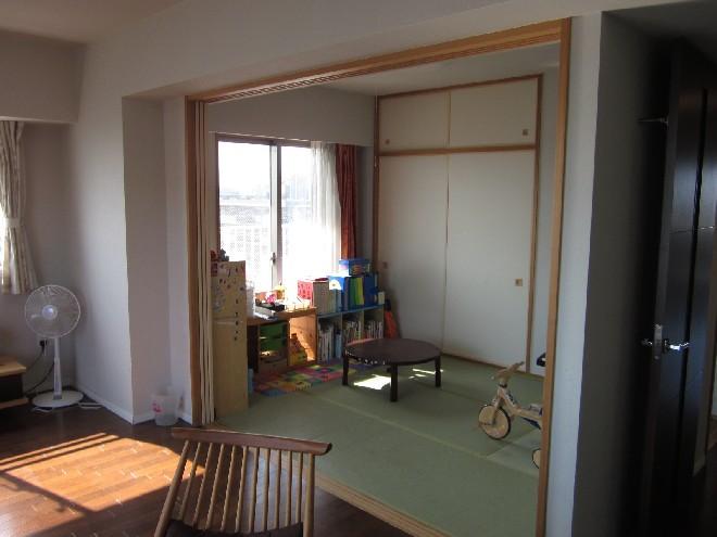 Non-living room. Bright Japanese-style room with a window in the middle room