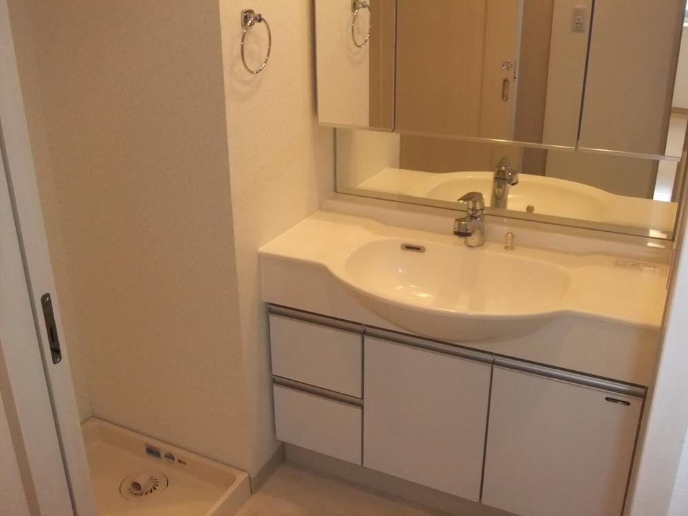 Wash basin, toilet. Wash