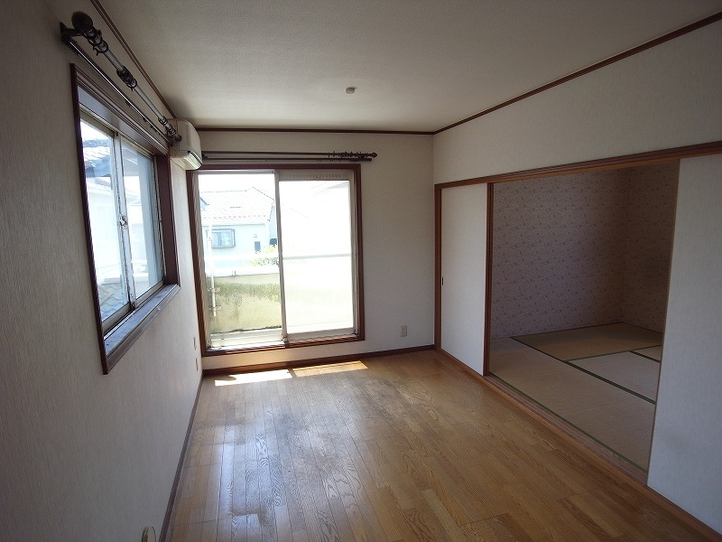 Other Equipment. Japanese-style room and living room Chaimashou connect.