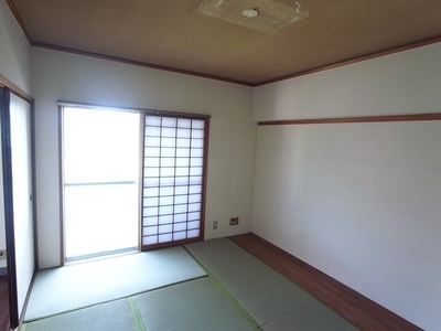 Living and room. Facing the south-west-facing balconyese-style room is bright. 