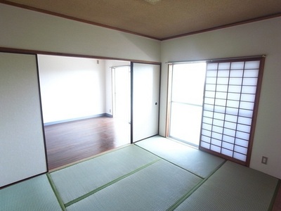 Living and room. You can use widely to open the living and the Japanese-style room. 