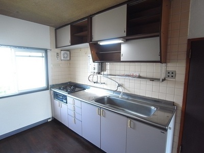 Kitchen. ventilation ・ With a convenient window to daylight. Built-in stove installation of new. 
