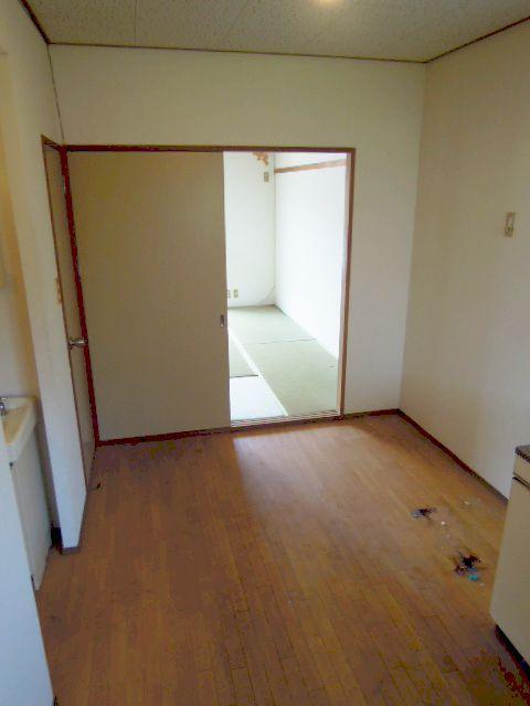 Living and room. Also equipped with dining space. You can also meals, etc..