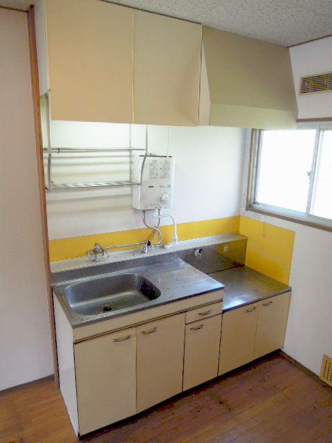 Kitchen. Kitchen will put the gas stove. And spacious.