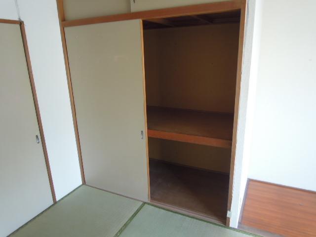 Receipt. Also equipped with large storage. Bedding, etc. also can be stored.