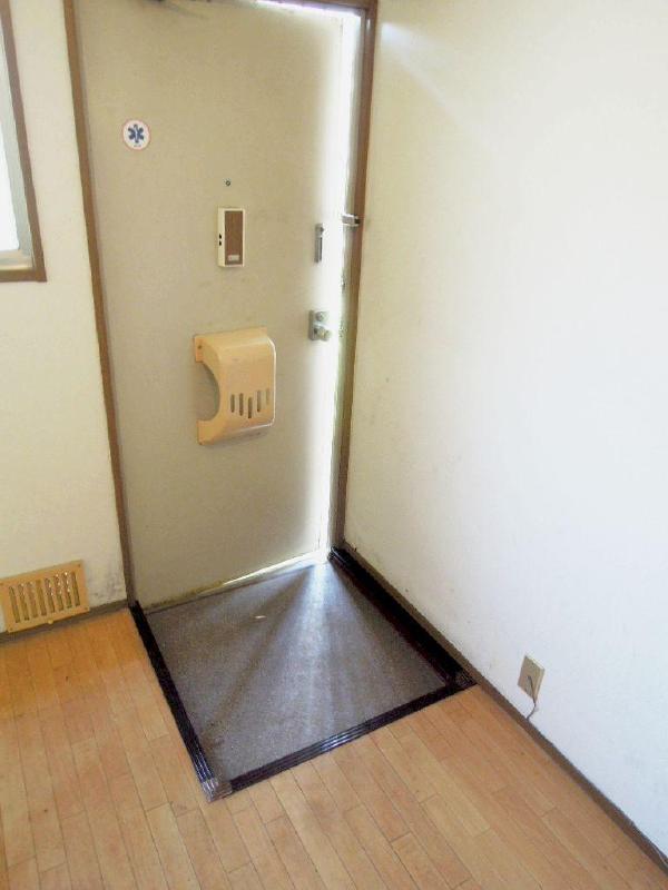Entrance. Entrance also spacious. You can also equipped with shoe boxes, etc..