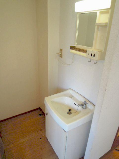 Washroom. Convenient independent wash basin equipped.
