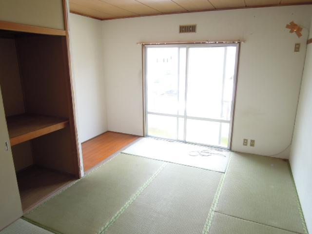 Living and room. Spacious alcove with 6 Pledge. How is yours.