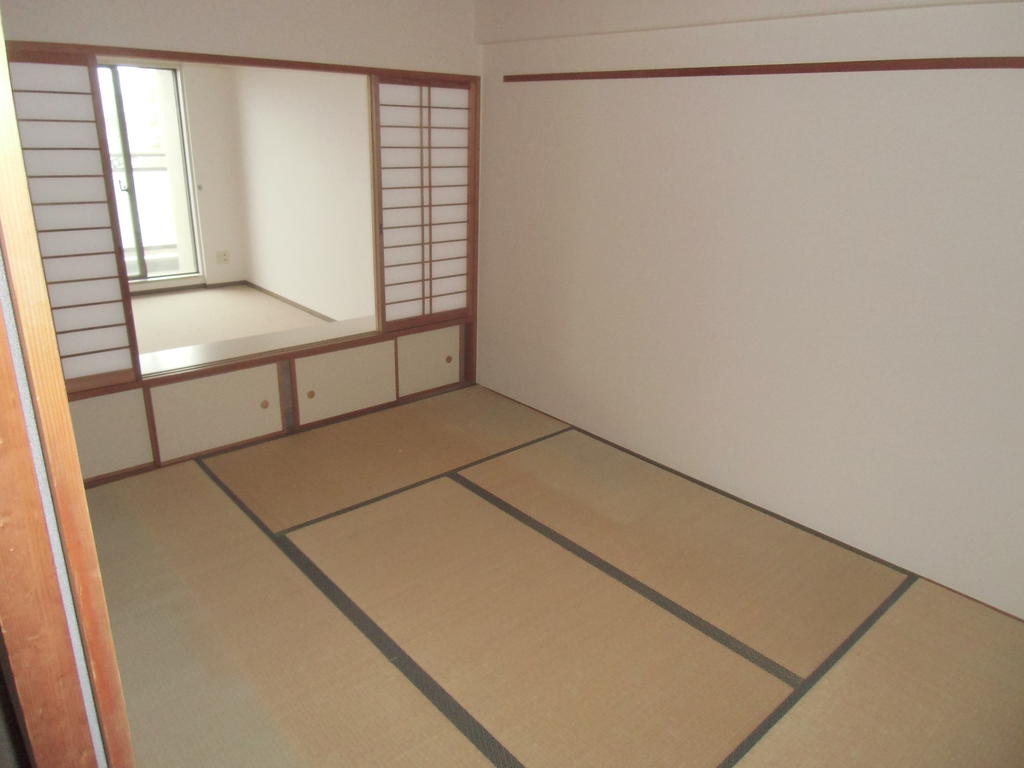 Other room space. Japanese-style room with a calm atmosphere.