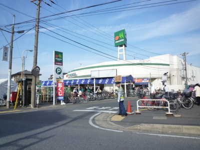 Supermarket. Maruetsu to (super) 1040m