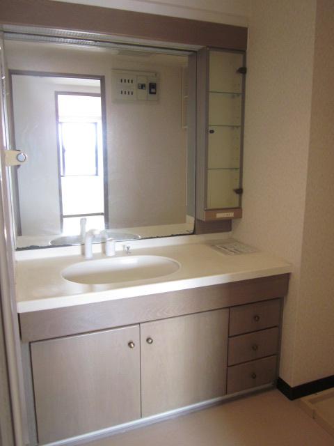 Wash basin, toilet. Local (August 15, 2013) Shooting