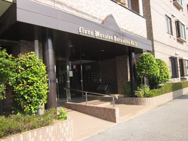 Entrance. Common areas