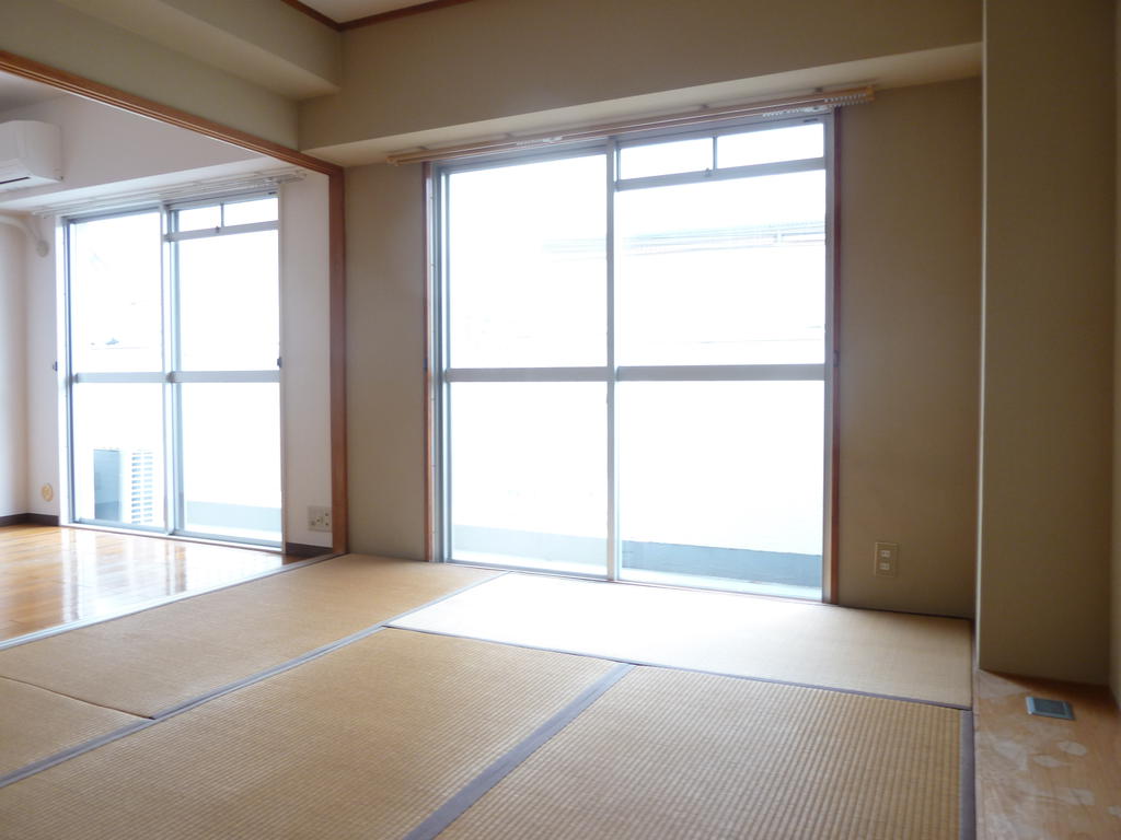 Other room space. Japanese-style room with a calm atmosphere