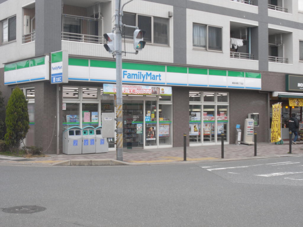 Convenience store. FamilyMart Makuharihongo chome store up (convenience store) 879m