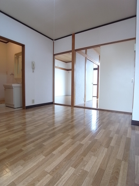 Living and room. Walk to the convenient "ion" 3 minutes! It is convenient! 