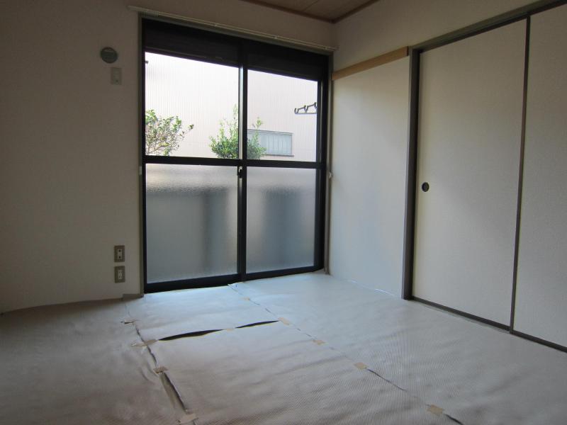 Other room space. There is also a tatami rooms.