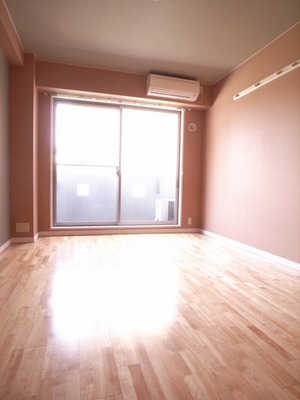 Other room space. Bright and produce a room with large windows ☆