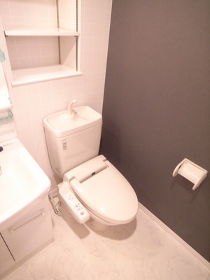 Toilet. It is with a bidet ☆