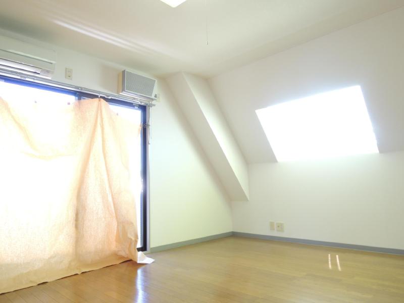 Other room space. Sunny ・ Also enhanced ventilation