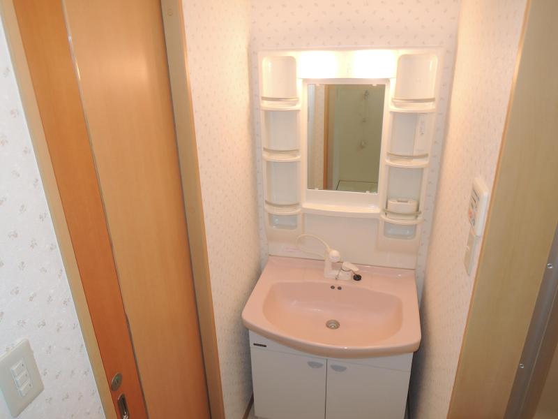 Washroom. Popular independent wash basin equipped