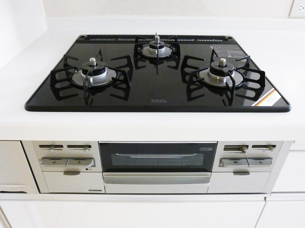 Other Equipment.  ■ Glass top 3 burner stove clean Easy of glass top stove. Since the 3-neck can efficiently dishes.
