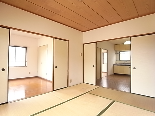 Living and room. Also well calm Japanese-style day. Ventilation is also good.