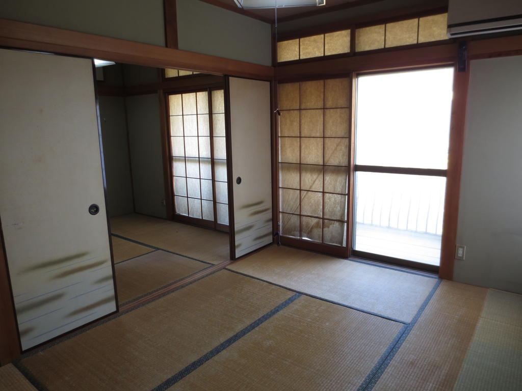 Living and room. 2 room is a Japanese-style room