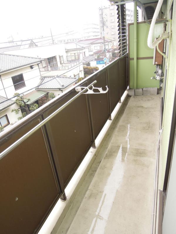 Balcony. The length ~ ~ It has a balcony.