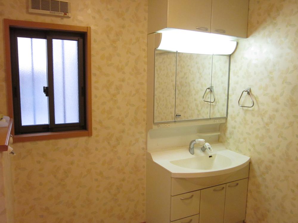 Wash basin, toilet. First floor washroom / Indoor (11 May 2013) Shooting