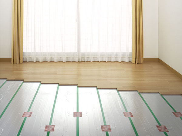 Other. Gas hot-water floor heating from the feet warm up the entire room