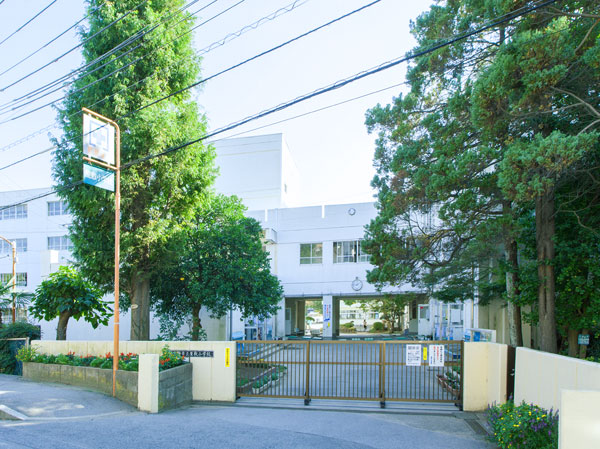 Surrounding environment. City mansion elementary school (about 240m, A 3-minute walk)