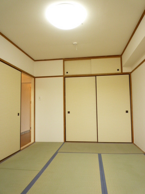 Living and room. Japanese-style room facing the south-west-facing balcony is a welcoming space. 