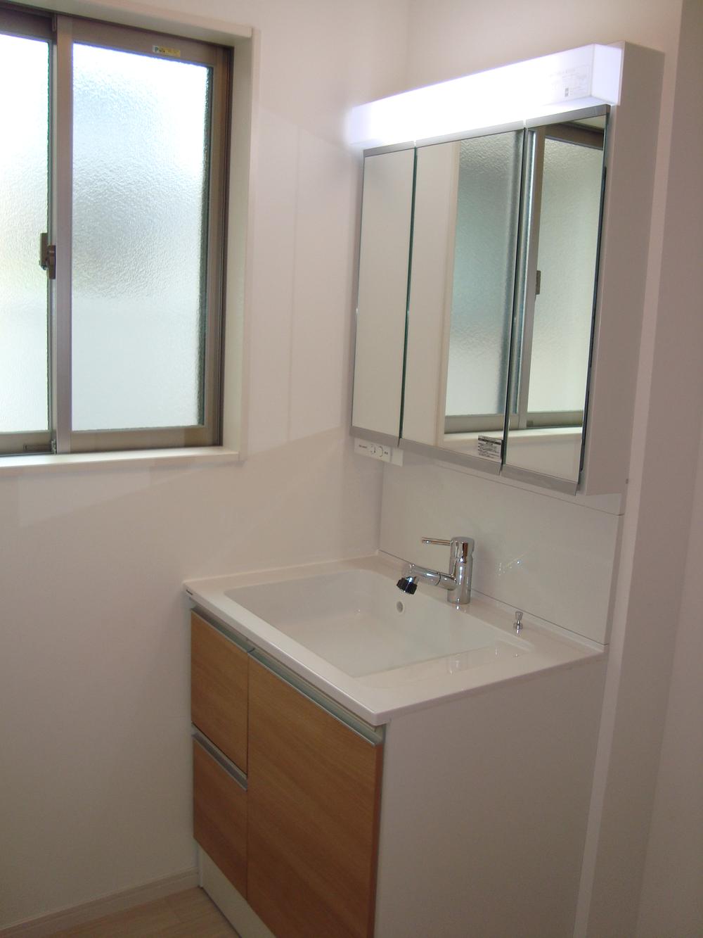 Wash basin, toilet. Building 2